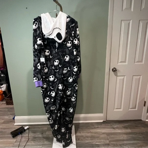 6/$25
Disney Black and White Jack Skeleton Pajama Onesie - Picture 7 of 12